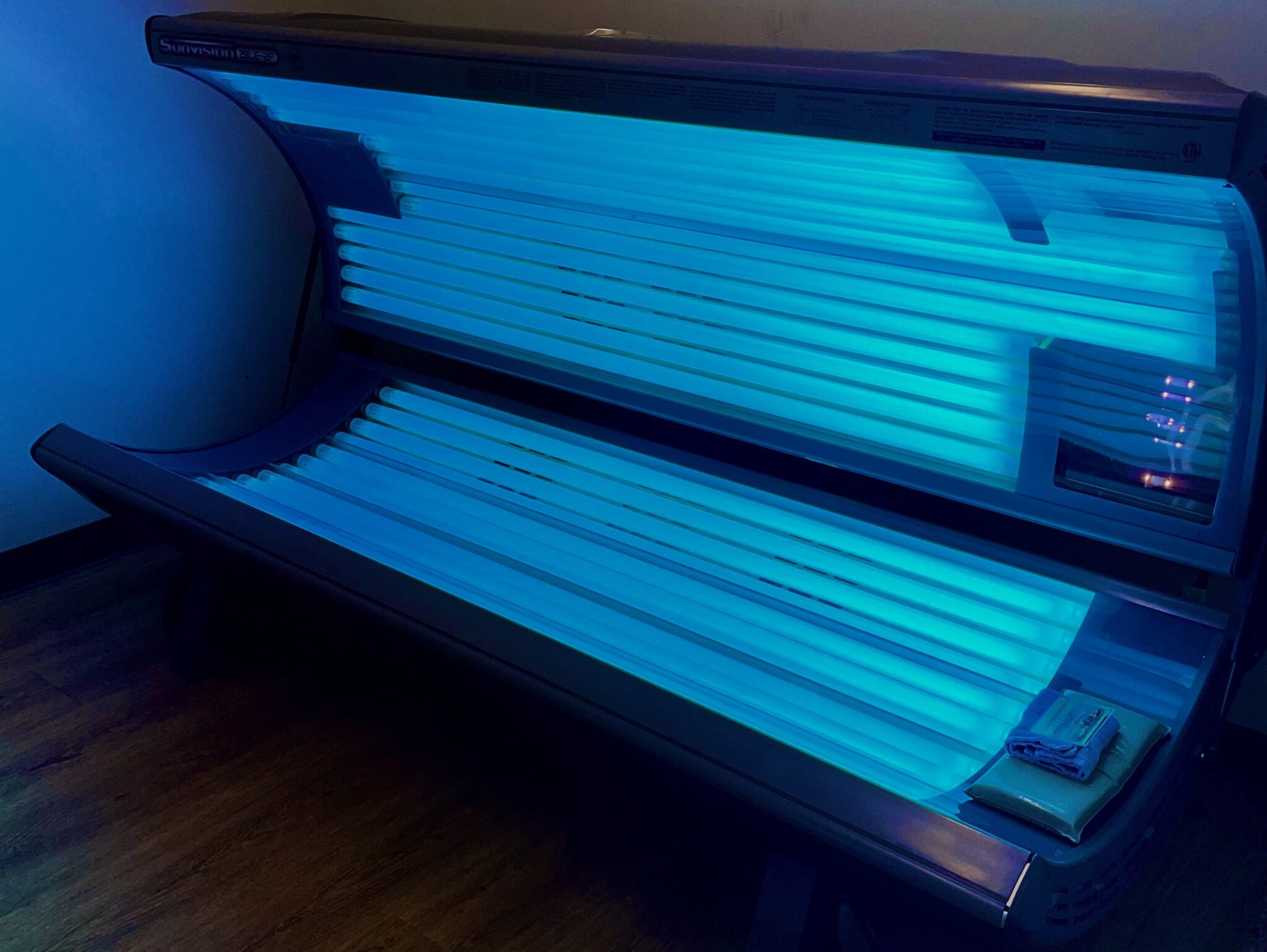 Premium amenities at Bodifi Gym in Idaho Falls. Featuring tanning beds, a protein shakes bar, a supplement shop, gym apparel, red light therapy, JOOV therapy, and massage chairs for a comprehensive fitness and wellness experience.